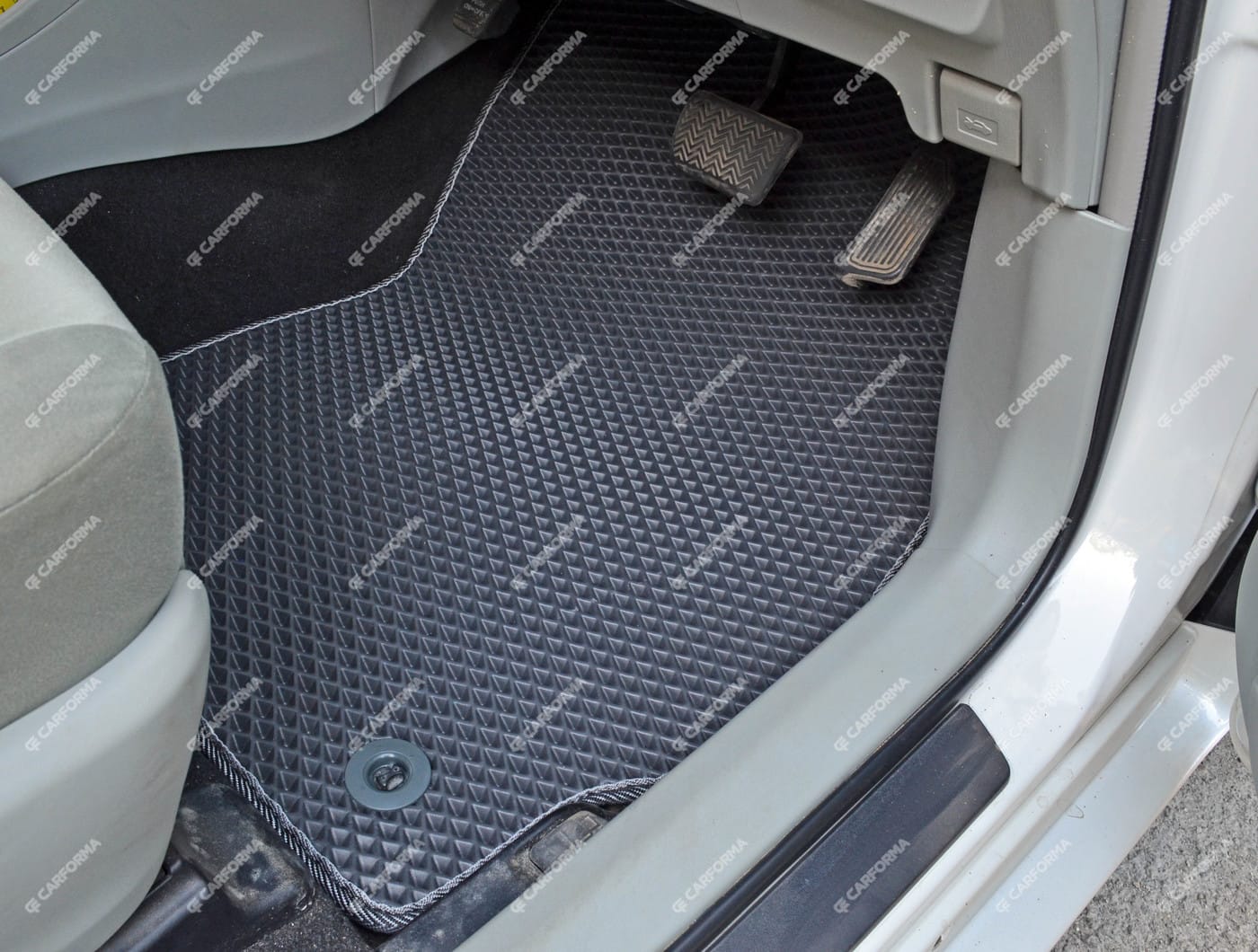 Ворсовые коврики на Toyota Prius Alpha 2011 - 2021 в Екатеринбурге
